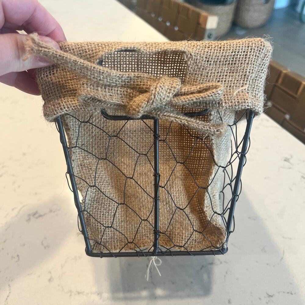 Small chicken wire basket with burlap liner - Picture 3 of 6